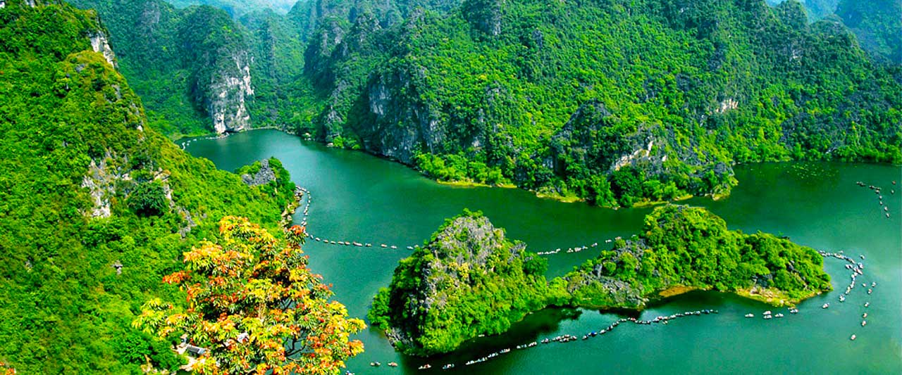 A day in Ninh Binh by hot travel blogger